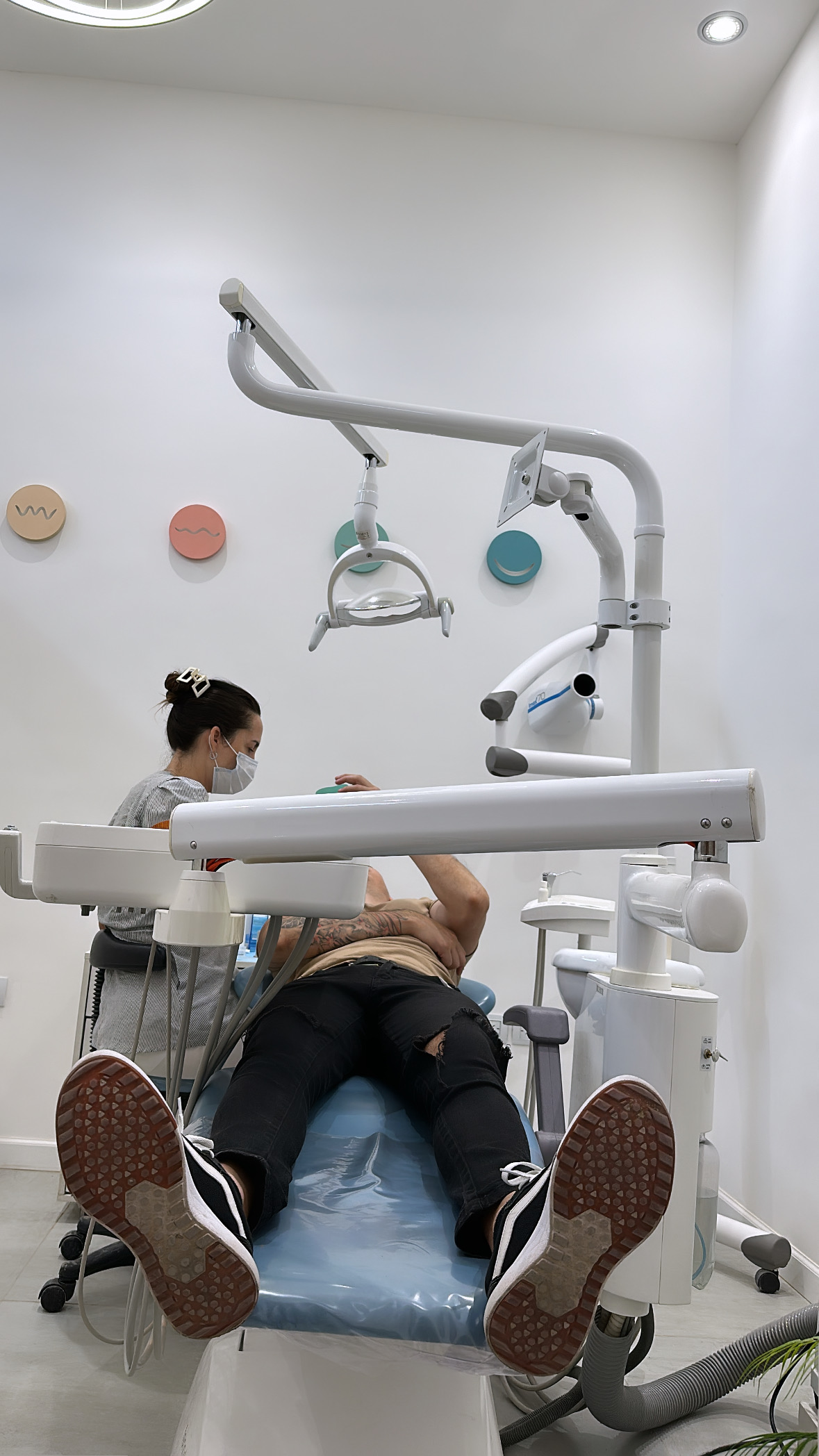 Dra. Cecilia Cecchetto trabajando con un paciente